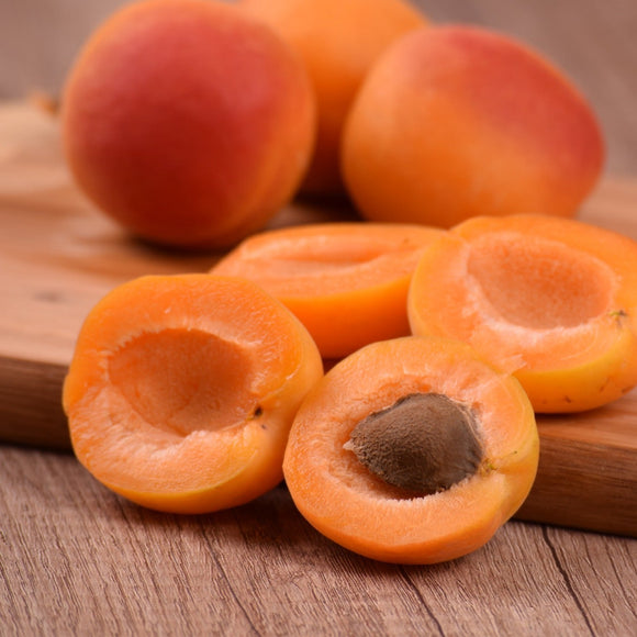 Aprikosene er fristende gule med et vakkert rødt skjær på solsiden. De er svært attraktive og innbydende. Harlayne er kjent for sitt vakre utseende. I april og mai gleder treet deg med hvite blomster med et rosa skjær over seg. Aprikosene smaker kjempegodt som dessert eller syltetøy eller rett og slett som en sunn frisk frukt.